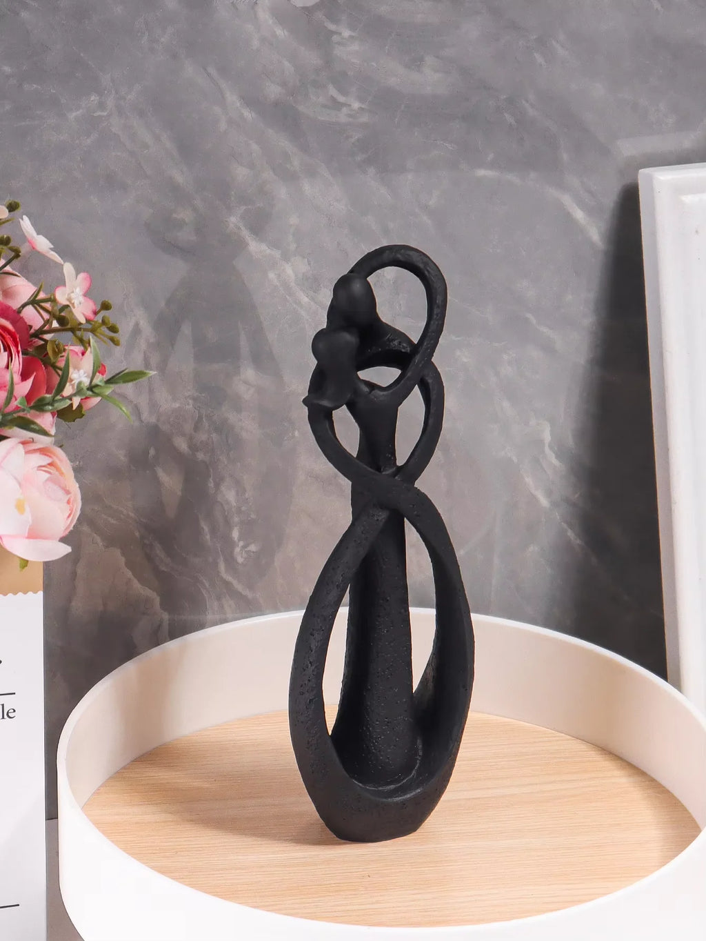 Sculpture Couple Enlacé