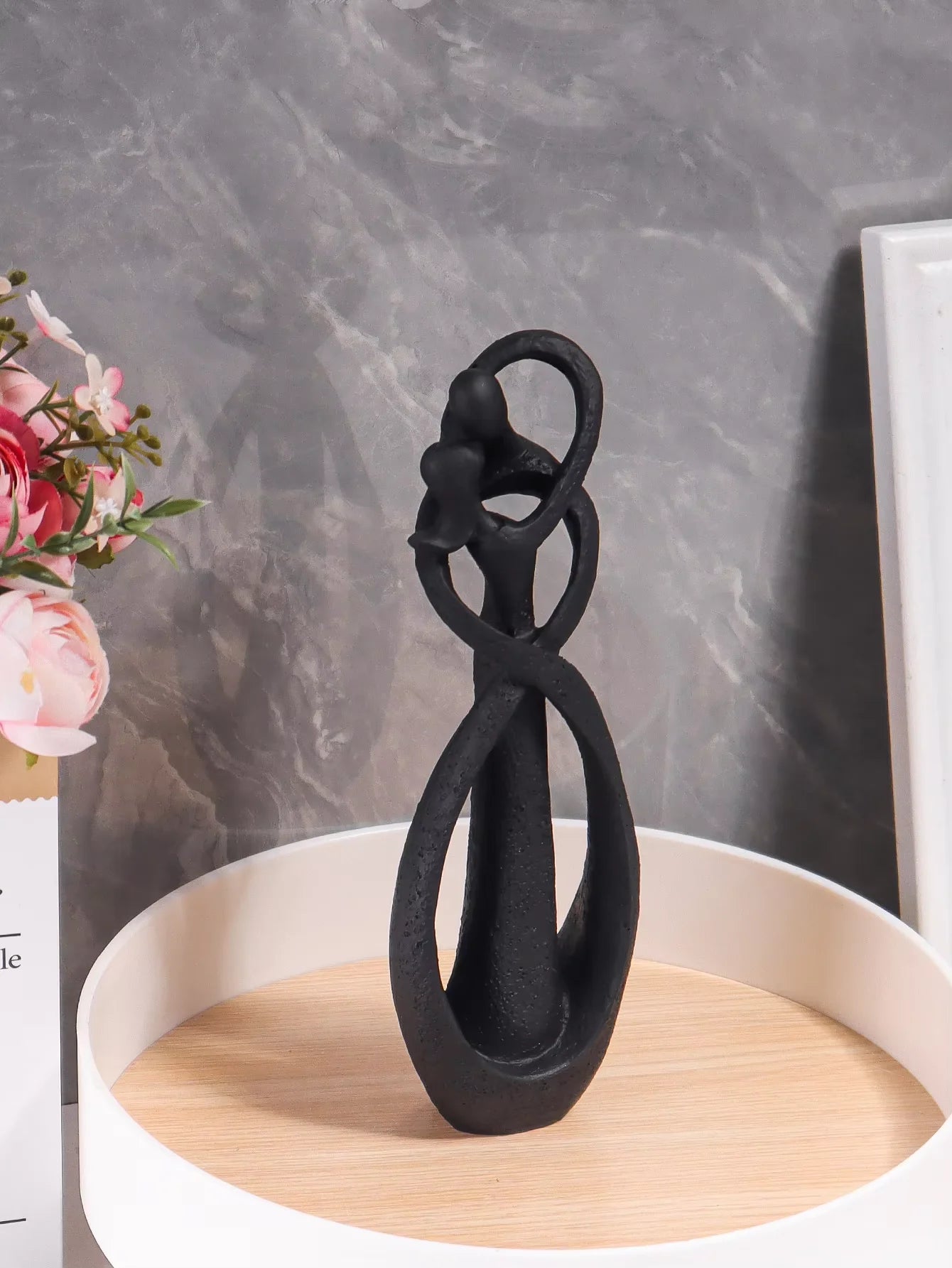 Sculpture Couple Enlacé